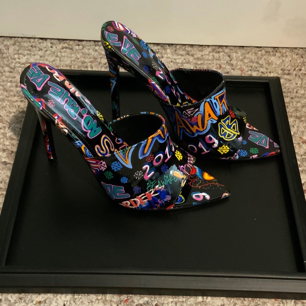 NWT Graffiti Pattern Open Toe Heel Sandals Size 7